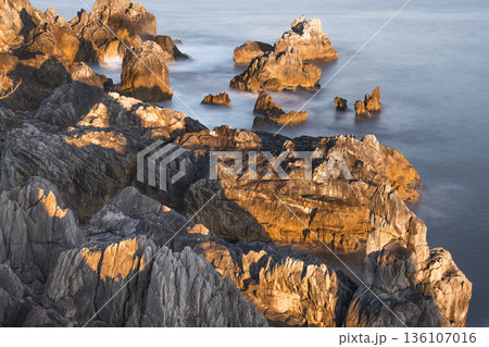 朝日に染まる巨釜・半造の奇岩海岸｜宮城県気仙沼市唐桑町 136107016