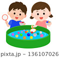 スーパーボールすくいをする男の子と女の子　イラスト 136107026