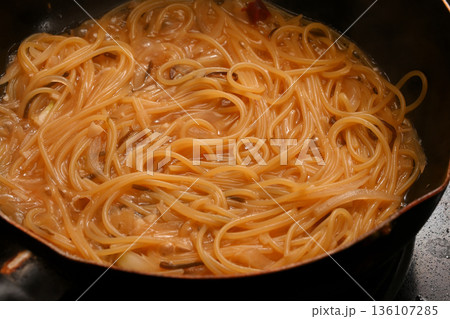 料理中の和風パスタ 136107285