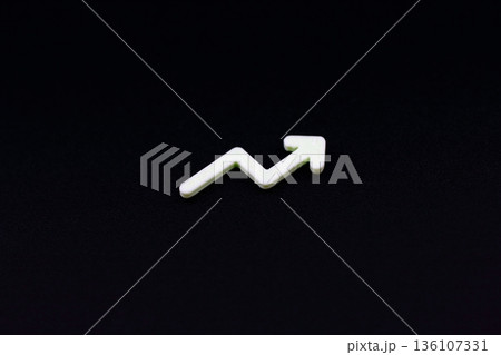 ステップアップを意味する緑の矢印の上昇 ステップアップを意味する緑の矢印の上昇 136107331