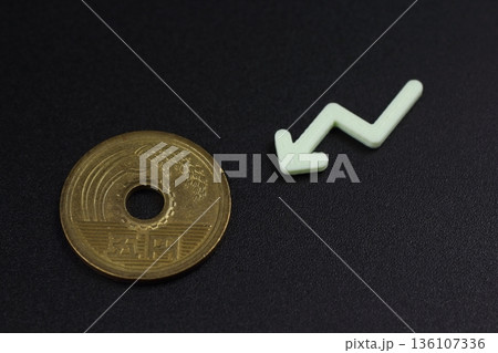 経済の衰退を表現する5円玉と低下のアイコン 経済の衰退を表現する5円玉と低下のアイコン 136107336