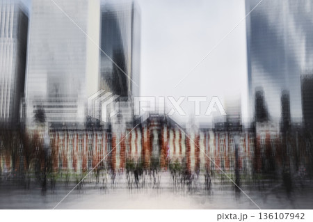 曇り日の東京駅とビル群風景のブレ写真がクール 136107942