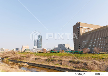 淀川から見た枚方市周辺の町並み(大阪府) 淀川から見た枚方市周辺の町並み(大阪府) 136108368