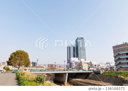 天野川から見た枚方市駅周辺の町並み（大阪府） 136108373