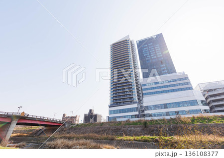 天野川から見た枚方市駅周辺の町並み（大阪府） 136108377