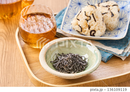 小鉢に盛った塩昆布と塩昆布おにぎり 小鉢に盛った塩昆布と塩昆布おにぎり 136109119