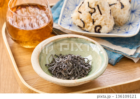 小鉢に盛った塩昆布と塩昆布おにぎり 136109121