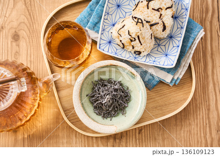 小鉢に盛った塩昆布と塩昆布おにぎり 136109123