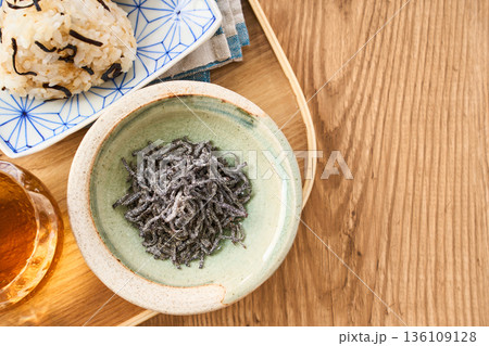 小鉢に盛った塩昆布と塩昆布おにぎり 小鉢に盛った塩昆布と塩昆布おにぎり 136109128