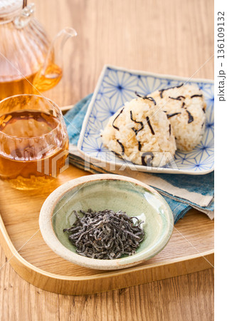 小鉢に盛った塩昆布と塩昆布おにぎり 小鉢に盛った塩昆布と塩昆布おにぎり 136109132