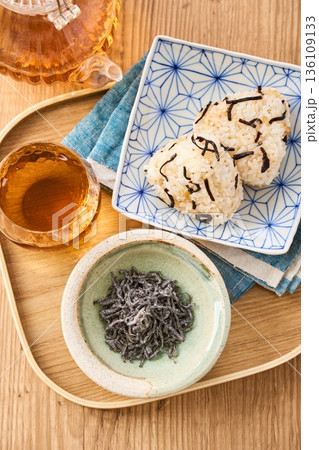 小鉢に盛った塩昆布と塩昆布おにぎり 小鉢に盛った塩昆布と塩昆布おにぎり 136109133