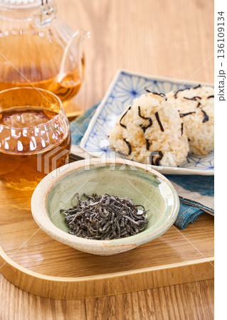 小鉢に盛った塩昆布と塩昆布おにぎり 小鉢に盛った塩昆布と塩昆布おにぎり 136109134