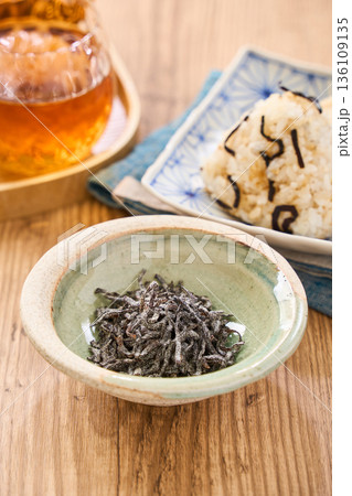 小鉢に盛った塩昆布と塩昆布おにぎり 136109135