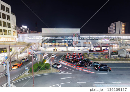 夜の枚方市駅(ナンバー、ロゴ、人物編集済) 夜の枚方市駅(ナンバー、ロゴ、人物編集済) 136109137