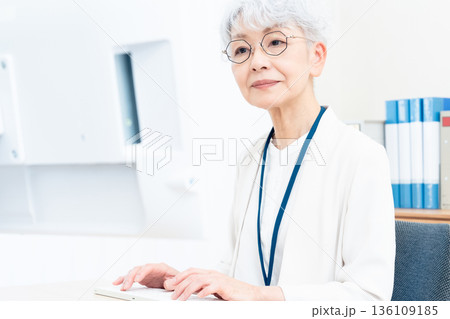 パソコン作業をするシニア女性 136109185