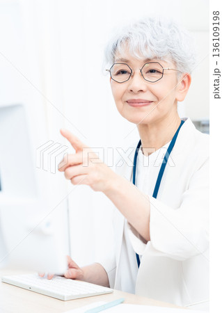 パソコン作業をするシニア女性 パソコン作業をするシニア女性 136109198