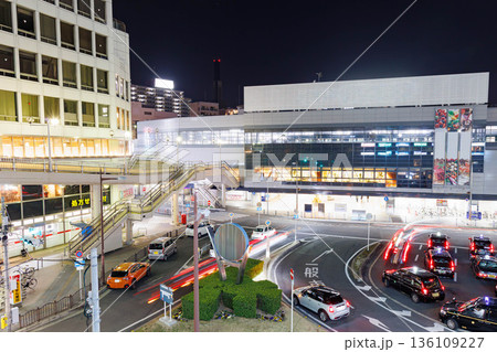 夜の枚方市駅周辺(ナンバー、ロゴ、人物編集済) 夜の枚方市駅周辺(ナンバー、ロゴ、人物編集済) 136109227