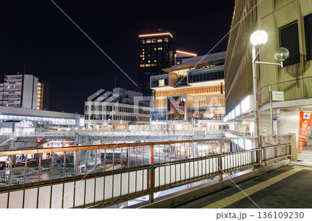 夜の枚方市駅周辺（ナンバー、ロゴ、人物編集済） 136109230