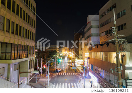 夜の枚方市駅周辺（ナンバー、ロゴ、人物編集済） 136109231