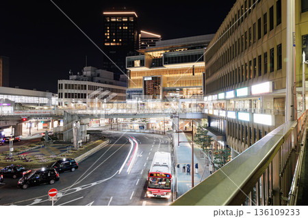 夜の枚方市駅周辺（ナンバー、ロゴ、人物編集済） 136109233