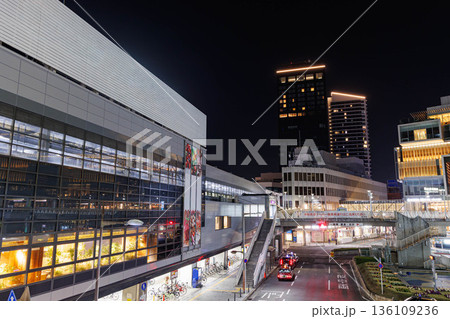 夜の枚方市駅周辺(ナンバー、ロゴ、人物編集済) 夜の枚方市駅周辺(ナンバー、ロゴ、人物編集済) 136109236