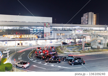 夜の枚方市駅周辺（ナンバー、ロゴ、人物編集済） 136109240