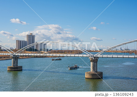 淀川に架かる水管橋と砂利採集船　枚方大橋からの景観 136109243