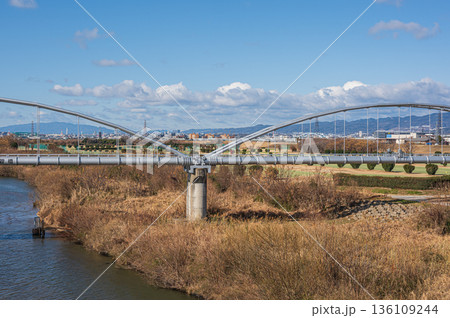 淀川に架かる水管橋　枚方大橋からの景観　高槻市 136109244