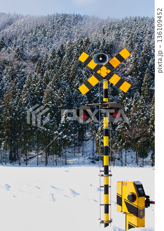 山あいの冬景色と電車 136109452