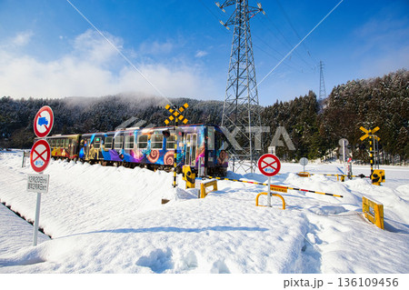 山あいの冬景色と電車 136109456