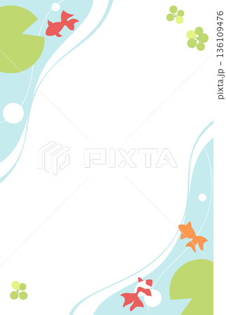 金魚と水面の涼しげな背景フレーム（暑中見舞い・ポストカード）縦 136109476