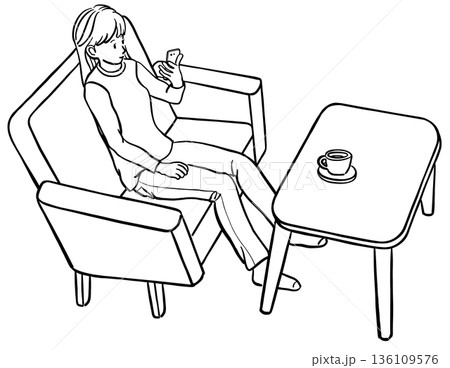 ソファーに座ってスマホをみる若い女性のイラスト 線画 ソファーに座ってスマホをみる若い女性のイラスト 線画 136109576
