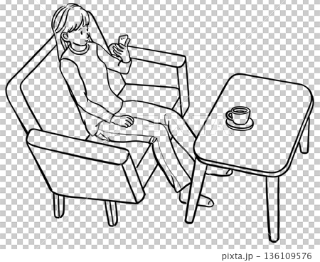一幅年輕女子坐在沙發上看著智慧型手機的線條畫 136109576