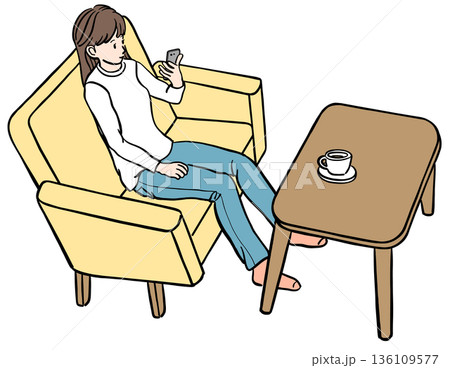 ソファーに座ってスマホをみる若い女性のイラスト 136109577