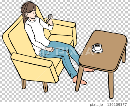 圖：一位年輕女子坐在沙發上，看著她的智慧型手機 136109577