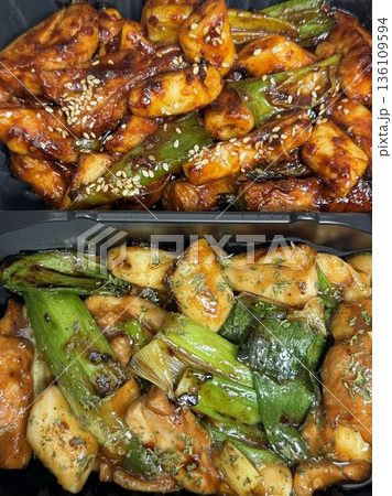 Crispy fried chicken with golden, crunchy skin and juicy, tender meat. A delicious and savory dish, perfect for any meal, served with dipping sauces or side dishes for extra flavor! 136109594