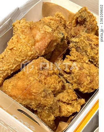 Crispy fried chicken with golden, crunchy skin and juicy, tender meat. A delicious and savory dish, perfect for any meal, served with dipping sauces or side dishes for extra flavor! 136109602