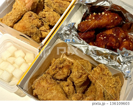 Crispy fried chicken with golden, crunchy skin and juicy, tender meat. A delicious and savory dish, perfect for any meal, served with dipping sauces or side dishes for extra flavor! 136109603