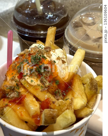 Crispy, golden French fries with a perfect balance of crunch and softness. Lightly salted and ideal as a snack or side dish, they pair well with ketchup, mayo, or your favorite dipping sauce. 136109604