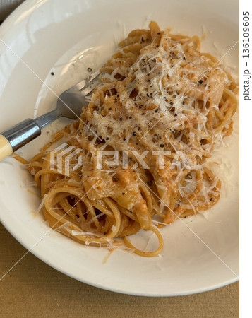 Creamy spaghetti carbonara made with rich egg yolk sauce, crispy bacon, parmesan cheese, and freshly ground black pepper for a classic, indulgent Italian pasta dish. 136109605
