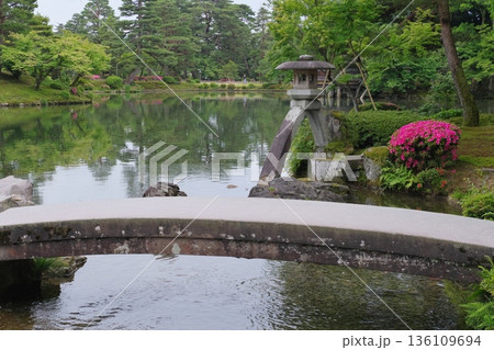 兼六園　霞ヶ池と徽軫灯籠 136109694