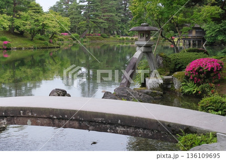 兼六園 霞ヶ池と徽軫灯籠 兼六園 霞ヶ池と徽軫灯籠 136109695
