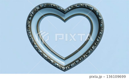 アンティークなハート型フォトフレーム。ヴィンテージ風の額縁、結婚式、記念日、愛をテーマにしたデザイン 136109699