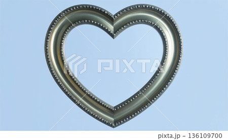 アンティークなハート型フォトフレーム。ヴィンテージ風の額縁、結婚式、記念日、愛をテーマにしたデザイン 136109700