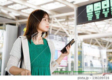 空港で情報確認する女性 _■撮影協力：関西国際空港（KIX） 136109728