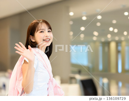 空港で手を振る女性 136109729