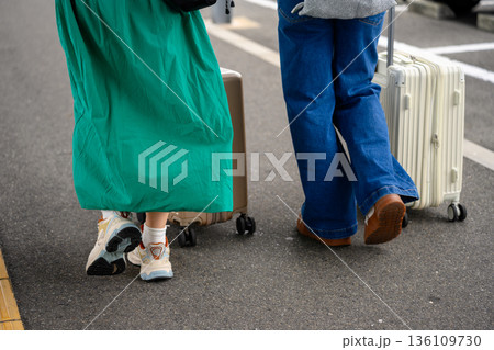 旅行者の足元と荷物 ■撮影協力：関西国際空港（KIX） 136109730