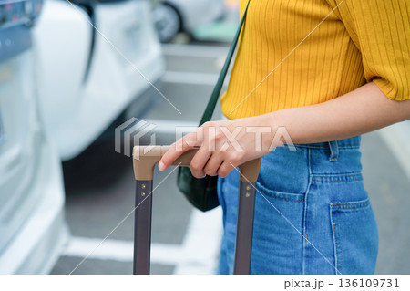 スーツケースを引く女性 ■撮影協力：関西国際空港（KIX） 136109731