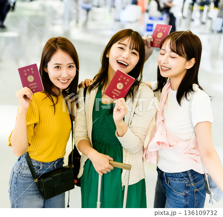 パスポートを持つ女性三人組 ■撮影協力:関西国際空港(KIX) パスポートを持つ女性三人組 ■撮影協力:関西国際空港(KIX) 136109732