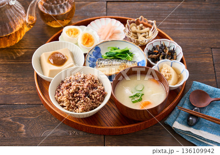 小鉢を並べた和朝食 雑穀米と味噌汁、鯖の塩焼き 小鉢を並べた和朝食 雑穀米と味噌汁、鯖の塩焼き 136109942